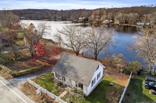 72 Flanders Rd, Niantic CT  06357-1525 exterior