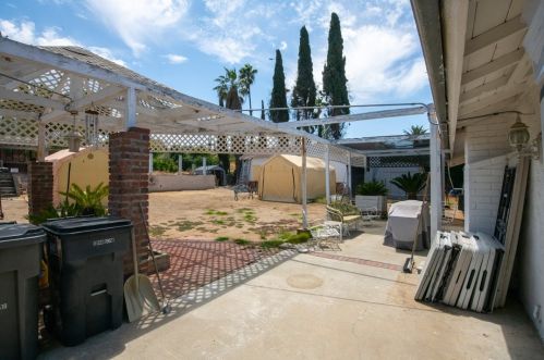 16273 Rancho Escondido Dr, Riverside CA  92506-5814 exterior
