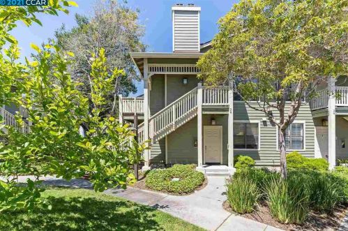 64 Lakeshore Ct, Richmond, CA 94804-4596