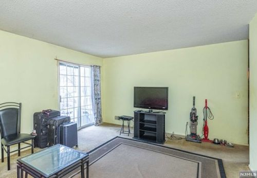 1106 Sage Ct, Mahwah, NJ 07430-2339