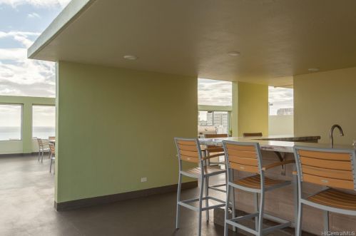 2452 Tusitala St, Honolulu HI  96815-3154 exterior