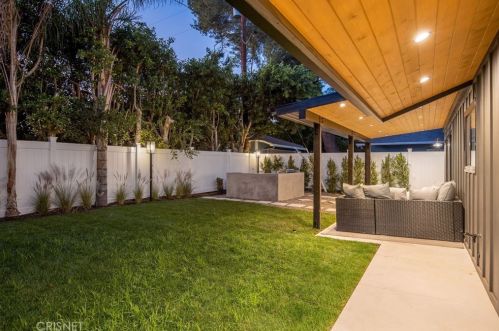 5243 Fulton Ave, Van Nuys CA  91401-5906 exterior