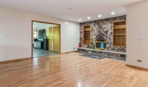 6854 Longmeadow Ln, Hanover Park, IL 60133-3740