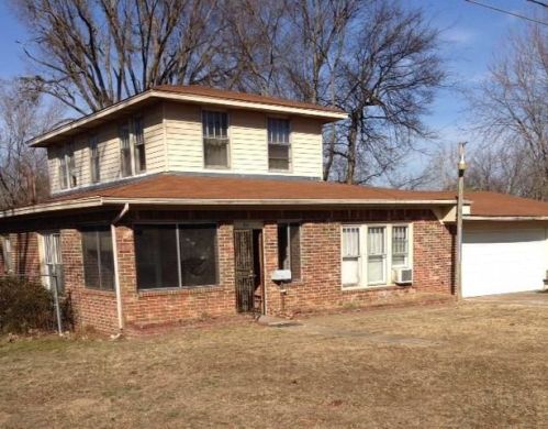 213 4th St, Spiro, OK 74959-2325