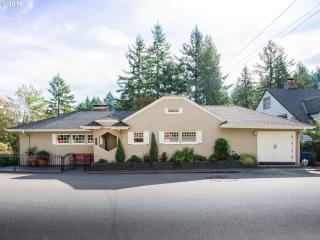 2845 Champlain Dr, Portland, OR 97205-5833