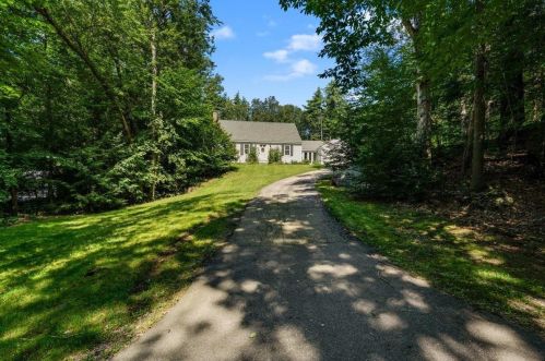 24 Manchester Rd, Amherst, NH 03031-2542