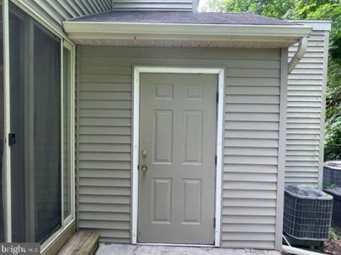 38 Deep Hollow Ln, Lancaster PA  17603-7420 exterior