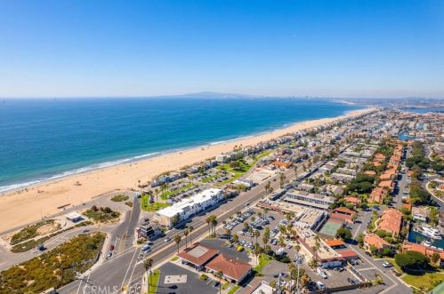 4682 Warner Ave, Huntington Beach CA  92649-3993 exterior