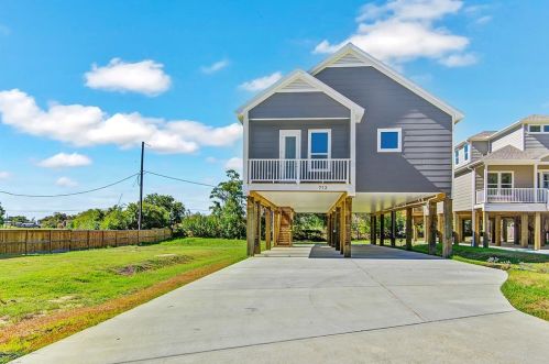 713 Baywood Dr, Taylor Lake Village TX exterior