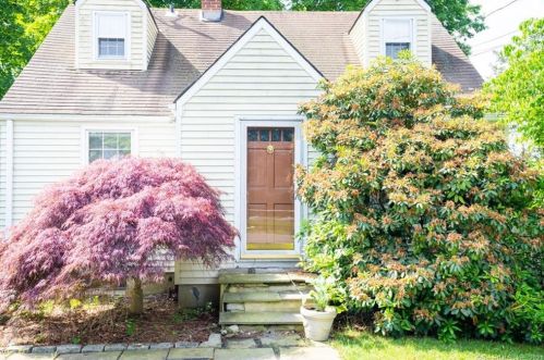 2 Honeysuckle Dr, Norwalk, CT 06851-3204