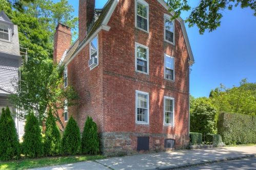104 Mill St, Middletown, RI 02840-3146