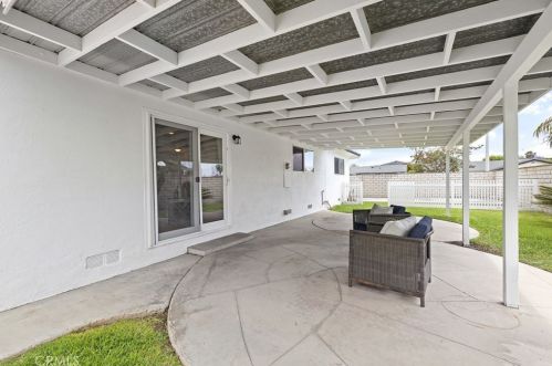 6562 Meath Cir, Huntington Beach CA  92647-3131 exterior
