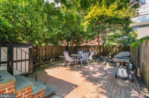 25 Gravers Ln, Philadelphia PA 19118-0041 exterior