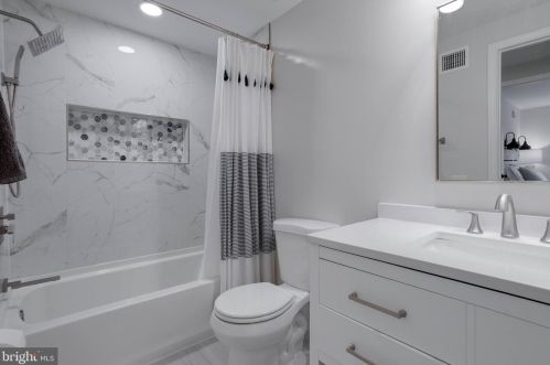 5707 Oak Leather Dr, Springfield VA  22015-2315 exterior