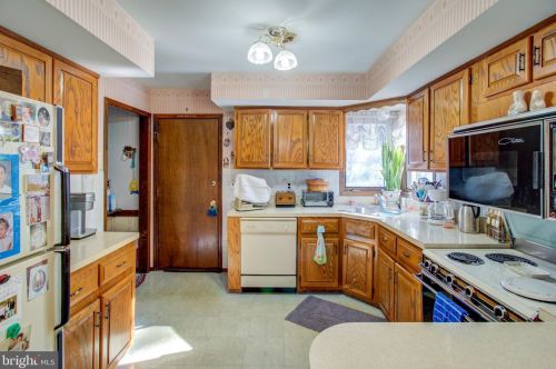 11 Cavalier Dr, Trenton NJ  08619-1357 exterior