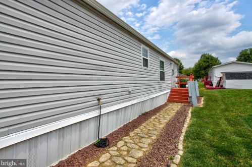 208 Bent Pine Ct, Lancaster PA  17603-2180 exterior