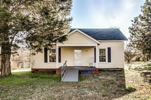 206 Village Ave, Randleman, NC 27317-9479