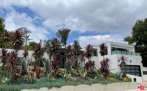 16536 Academia Dr, Van Nuys, CA 91436-4106