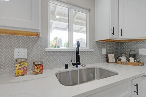 1016 Essex St, Livermore, CA 94550-5537