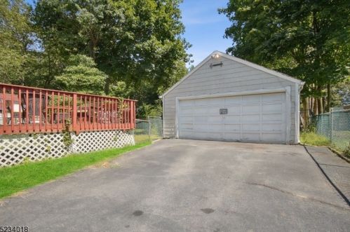 9 Crestmont Rd, Town Center NJ  07052-1601 exterior