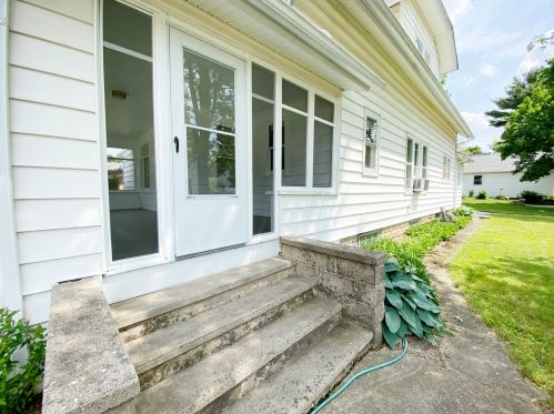 203 Jackson Ave, Pingree Grove, IL 60140-7621
