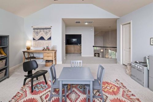 7904 Crandall Rd, Austin TX  78739-1910 exterior