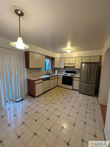 141 Grandview Ave, Edison, NJ 08837-2514