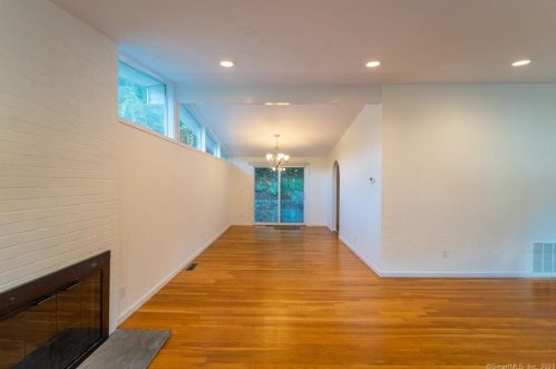 37 Amherst Rd, Riverside CT  06878-1501 exterior