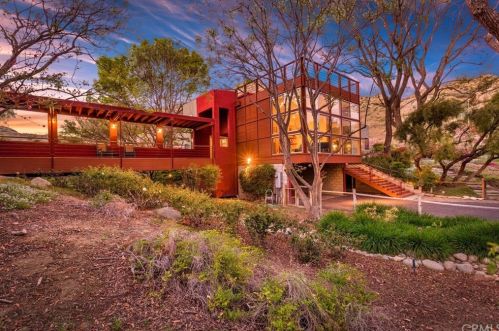 2025 Mt Vernon Ave, Riverside CA  92507-2528 exterior