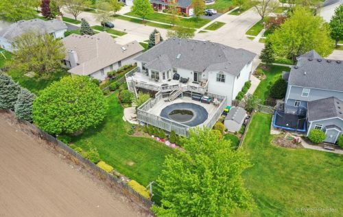 416 Prairieview Pkwy, Pingree Grove IL  60140-9626 exterior