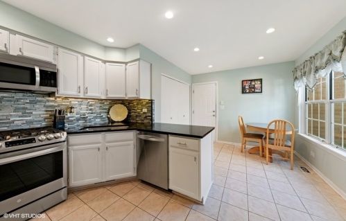 675 Kingsbridge Dr, Carol Stream IL  60188-4319 exterior