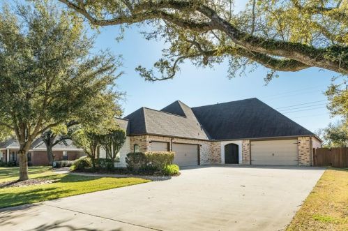 1105 Oak Park Dr, Angleton, TX 77515-7869