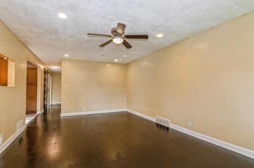 9024 Oglesby Ave, Chicago, IL 60617-3852