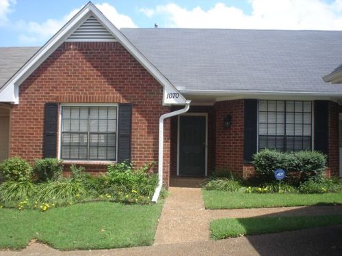 1070 Hunters Lake Dr, Cordova, TN 38018-1832