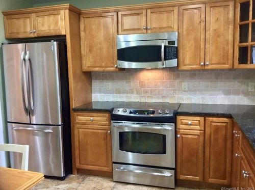 32 Ettl Ln, Greenwich CT  06831-4138 exterior
