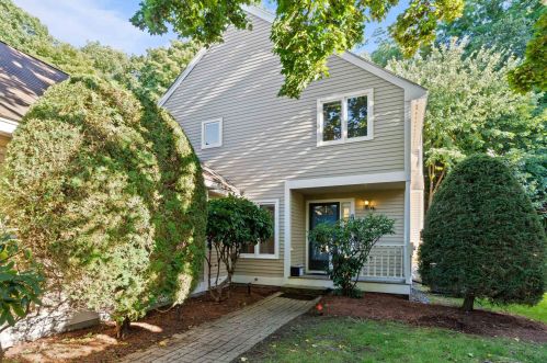 7 Chatfield Dr, Nashua, NH 03063-2027