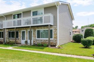 17462 Walnut Ln, Gurnee, IL 60031-2568