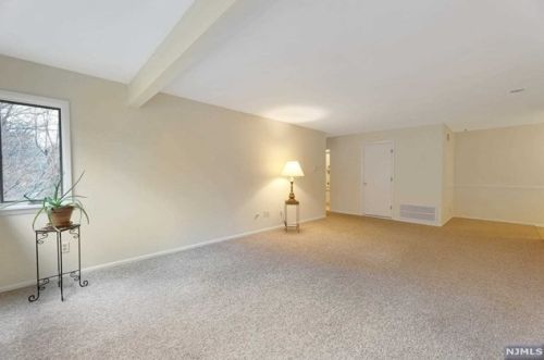 203 Indian Hollow Ct, Mahwah, NJ 07430-2293