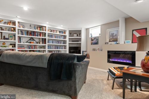 884 Salisbury Ct, Lancaster PA  17601-4481 exterior