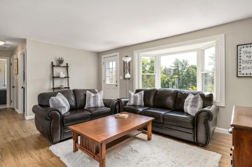 15 Morningside Dr, Dover, NH 03820-4533