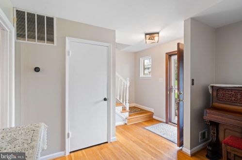 8811 Kenilworth Dr, Springfield VA  22151-1103 exterior