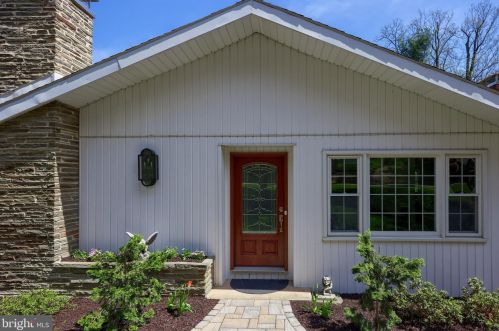 2033 Crescent Rd, York PA  17403-4760 exterior