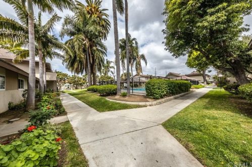 521 Lyon St, Santa Ana CA 92701-7301 exterior