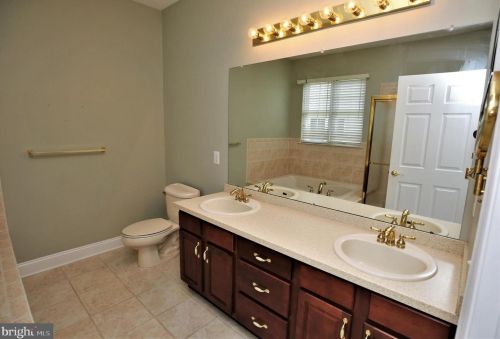 6 Hummingbird Dr, Trenton NJ  08690-3557 exterior