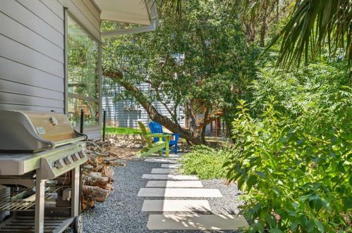 1101 Cyn Edge Dr, Austin TX  78733-2005 exterior