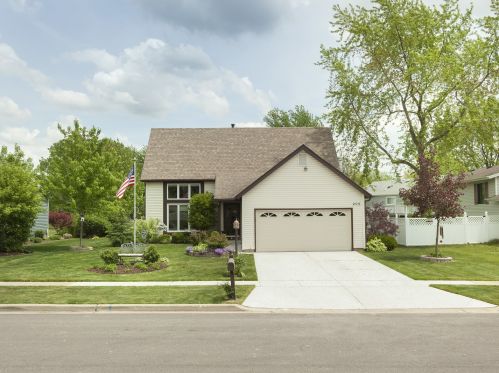 205 Plymouth Dr, Streamwood, IL 60107-1029