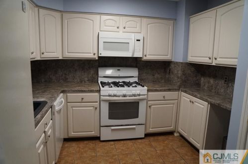 105 Merrywood Dr, Edison, NJ 08817-2505