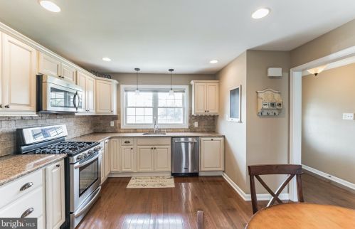 74 Wolf Dr, Trenton NJ 08610-1125 exterior