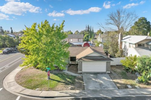 500 Owl Ct, Vacaville, CA 95687-7245