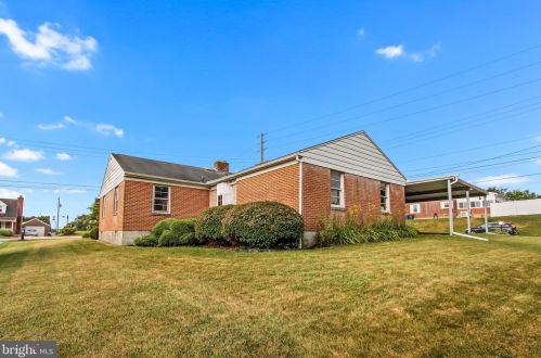1899 Bannister St, York, PA 17404-4916